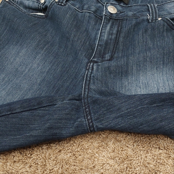 ❤️SALE! ASHLEY STEWART Distressed Crop Jean Capris - Picture 5 of 8